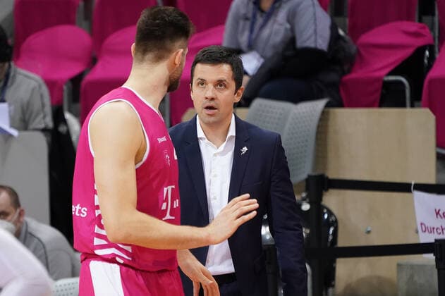 GER, easyCredit BBL, Herren, Telekom Baskets Bonn vs. BG Goettingen 27.12.2020, Telekom Dome, Bonn, GER, easyCredit BBL, Herren, Telekom Baskets Bonn vs. BG Goettingen, im Bild picture shows: Igor Jovovic Head Coach (Telekom Bonn) spricht mit Leon Kratzer (Telekom Bonn ),