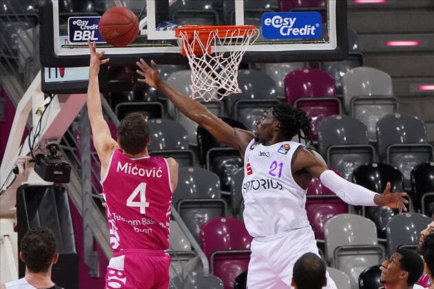 GER, easyCredit BBL, Herren, Telekom Baskets Bonn vs. BG Goettingen 27.12.2020, Telekom Dome, Bonn, GER, easyCredit BBL, Herren, Telekom Baskets Bonn vs. BG Goettingen, im Bild picture shows: Strahinja Micovic (Telekom Bonn 4), im Zweikampf gegen Tai Odiase (Goettingen 21),