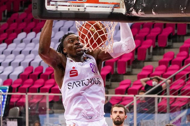 GER, easyCredit BBL, Herren, Telekom Baskets Bonn vs. BG Goettingen 27.12.2020, Telekom Dome, Bonn, GER, easyCredit BBL, Herren, Telekom Baskets Bonn vs. BG Goettingen, im Bild picture shows: Tai Odiase (Goettingen 21), mit einem Korb