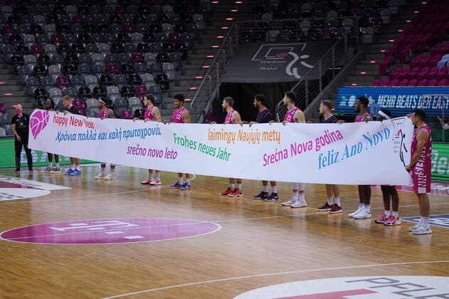 GER, easyCredit BBL, Herren, Telekom Baskets Bonn vs. BG Goettingen 27.12.2020, Telekom Dome, Bonn, GER, easyCredit BBL, Herren, Telekom Baskets Bonn vs. BG Goettingen, im Bild picture shows: Telekom Baskets wuenschen ein gutes neues Jahr