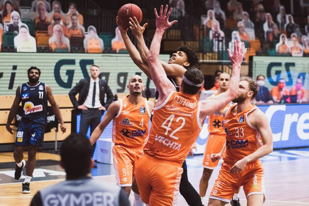 easyCredit-BBL: 9. Spieltag - RASTA Vechta vs. HAKRO Merlins Crailsheim, 27.12.2020 Stefan Peno (RASTA Vechta, 4), Haywood Highsmith (HAKRO Merlins Crailsheim, 7), Dennis Clifford (RASTA Vechta, 42); easyCredit-BBL: 9. Spieltag - RASTA Vechta vs. HAKRO Merlins Crailsheim am 27.12.2020 in Vechta (RASTA Dome), Germany, Copyright: xBEAUTIFULxSPORTS Neddermannx