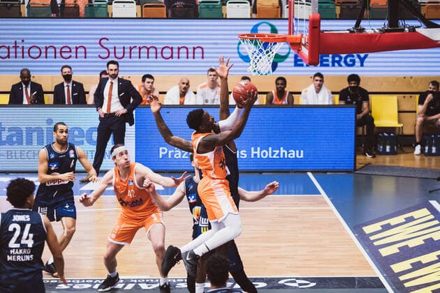 easyCredit-BBL: 9. Spieltag - RASTA Vechta vs. HAKRO Merlins Crailsheim, 27.12.2020 Ikenna Ugochukwu Iroegbu (RASTA Vechta, 2); easyCredit-BBL: 9. Spieltag - RASTA Vechta vs. HAKRO Merlins Crailsheim am 27.12.2020 in Vechta (RASTA Dome), Germany, Copyright: xBEAUTIFULxSPORTS Neddermannx