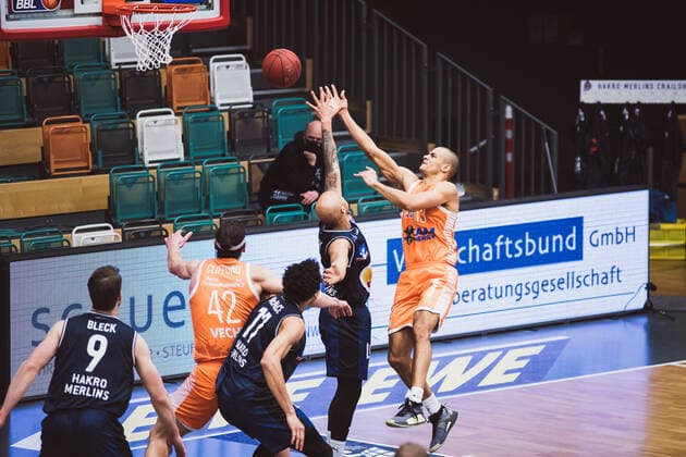easyCredit-BBL: 9. Spieltag - RASTA Vechta vs. HAKRO Merlins Crailsheim, 27.12.2020 Maurice Stuckey (HAKRO Merlins Crailsheim, 3), Jean Salumu (RASTA Vechta, 13); easyCredit-BBL: 9. Spieltag - RASTA Vechta vs. HAKRO Merlins Crailsheim am 27.12.2020 in Vechta (RASTA Dome), Germany, Copyright: xBEAUTIFULxSPORTS Neddermannx