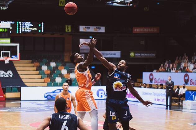 easyCredit-BBL: 9. Spieltag - RASTA Vechta vs. HAKRO Merlins Crailsheim, 27.12.2020 Ikenna Ugochukwu Iroegbu (RASTA Vechta, 2), Haywood Highsmith (HAKRO Merlins Crailsheim, 7); easyCredit-BBL: 9. Spieltag - RASTA Vechta vs. HAKRO Merlins Crailsheim am 27.12.2020 in Vechta (RASTA Dome), Germany, Copyright: xBEAUTIFULxSPORTS Neddermannx
