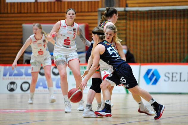 Basketball - DBBL - 10. Spieltag GiroLive Panthers Osnabrück - Eisvögel USC Freiburg am 27.12.2020 in der OSC Halle in Osnabrück Melli Knopp (C) (Osnabrück) im Zweikampf mit Pauline Mayer (Freiburg)