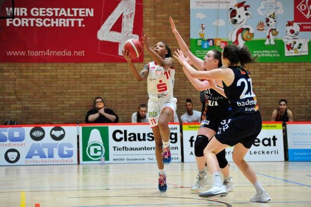 Basketball - DBBL - 10. Spieltag GiroLive Panthers Osnabrück - Eisvögel USC Freiburg am 27.12.2020 in der OSC Halle in Osnabrück Allazia Blockton (Osnabrück) im Zweikampf mit Cassidy Margaret Boensch (Freiburg)