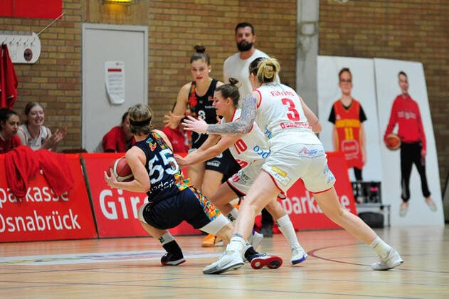 Basketball - DBBL - 10. Spieltag GiroLive Panthers Osnabrück - Eisvögel USC Freiburg am 27.12.2020 in der OSC Halle in Osnabrück Jenny Strozyk (Osnabrück) im Zweikampf mit Pauline Mayer (Freiburg)