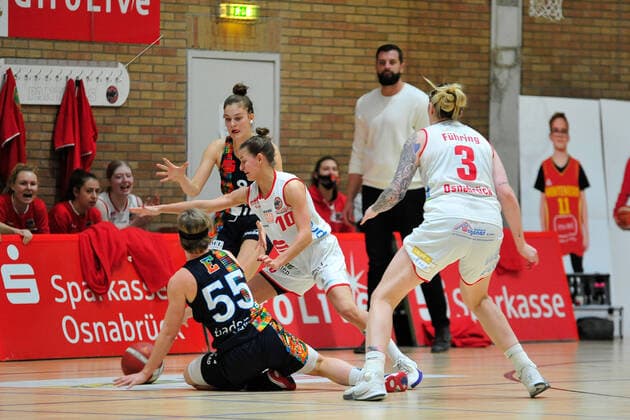 Basketball - DBBL - 10. Spieltag GiroLive Panthers Osnabrück - Eisvögel USC Freiburg am 27.12.2020 in der OSC Halle in Osnabrück Jenny Strozyk (Osnabrück) im Zweikampf mit Pauline Mayer (Freiburg)