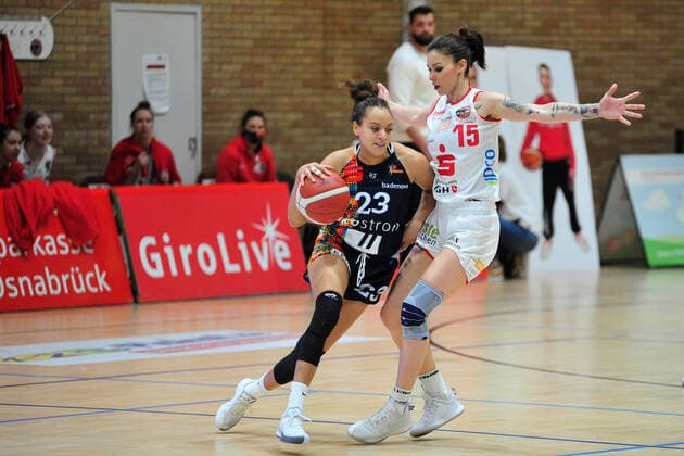 Basketball - DBBL - 10. Spieltag GiroLive Panthers Osnabrück - Eisvögel USC Freiburg am 27.12.2020 in der OSC Halle in Osnabrück Milica Cuic (Osnabrück) im Zweikampf mit Daneesha Provo (Freiburg)