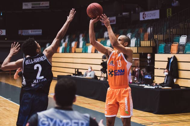 easyCredit-BBL: 9. Spieltag - RASTA Vechta vs. HAKRO Merlins Crailsheim, 27.12.2020 Trae Bell-Haynes (HAKRO Merlins Crailsheim, 2), Jean Salumu (RASTA Vechta, 13); easyCredit-BBL: 9. Spieltag - RASTA Vechta vs. HAKRO Merlins Crailsheim am 27.12.2020 in Vechta (RASTA Dome), Germany, Copyright: xBEAUTIFULxSPORTS Neddermannx
