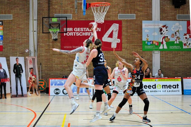 Basketball - DBBL - 10. Spieltag GiroLive Panthers Osnabrück - Eisvögel USC Freiburg am 27.12.2020 in der OSC Halle in Osnabrück Samantha Führing (Osnabrück) im Zweikampf mit Cassidy Margaret Boensch (Freiburg)