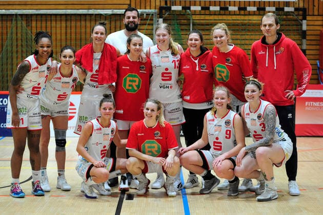 Basketball - DBBL - 10. Spieltag GiroLive Panthers Osnabrück - Eisvögel USC Freiburg am 27.12.2020 in der OSC Halle in Osnabrück Team Osnabrück nach dem 83:76 Sieg gegen Freiburg
