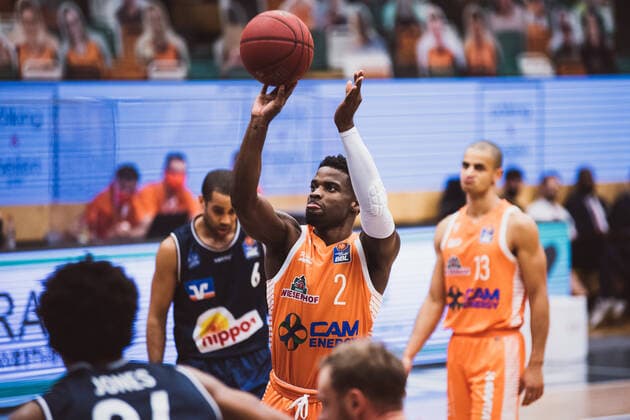 easyCredit-BBL: 9. Spieltag - RASTA Vechta vs. HAKRO Merlins Crailsheim, 27.12.2020 Ikenna Ugochukwu Iroegbu (RASTA Vechta, 2); easyCredit-BBL: 9. Spieltag - RASTA Vechta vs. HAKRO Merlins Crailsheim am 27.12.2020 in Vechta (RASTA Dome), Germany, Copyright: xBEAUTIFULxSPORTS Neddermannx