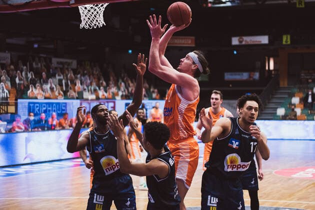 easyCredit-BBL: 9. Spieltag - RASTA Vechta vs. HAKRO Merlins Crailsheim, 27.12.2020 Dennis Clifford (RASTA Vechta, 42), Jamuni McNeace (HAKRO Merlins Crailsheim, 17); easyCredit-BBL: 9. Spieltag - RASTA Vechta vs. HAKRO Merlins Crailsheim am 27.12.2020 in Vechta (RASTA Dome), Germany, Copyright: xBEAUTIFULxSPORTS Neddermannx