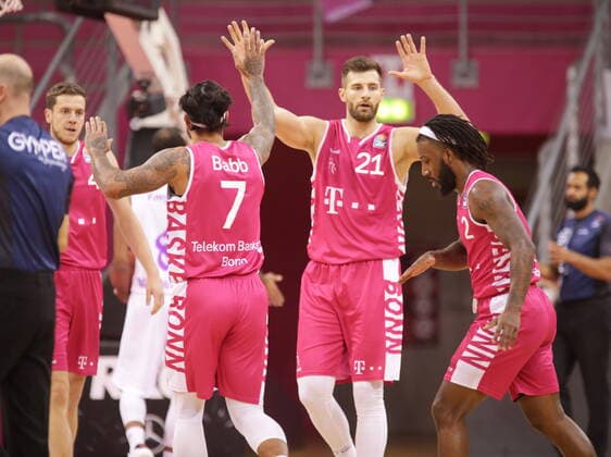 Strahinja Micovic, Chris Babb, Leon Kratzer, Xavier Pollard Telekom Baskets Bonn BG Göttingen easyCredit BBL 1. Bundesliga , Saison 2020 2021 , 9. Spieltag