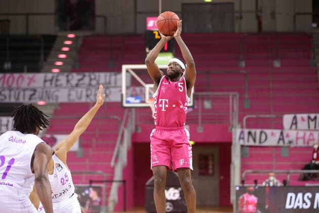 Josh Hagins Telekom Baskets Bonn vs. BG Göttingen easyCredit BBL 1. Bundesliga , Saison 2020 2021 , 9. Spieltag