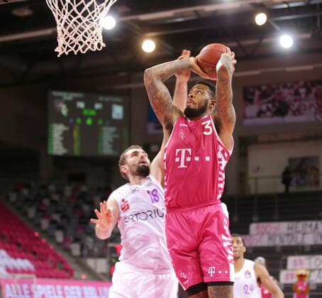 James Thompson IV Telekom Baskets Bonn vs. BG Göttingen easyCredit BBL 1. Bundesliga , Saison 2020 2021 , 9. Spieltag