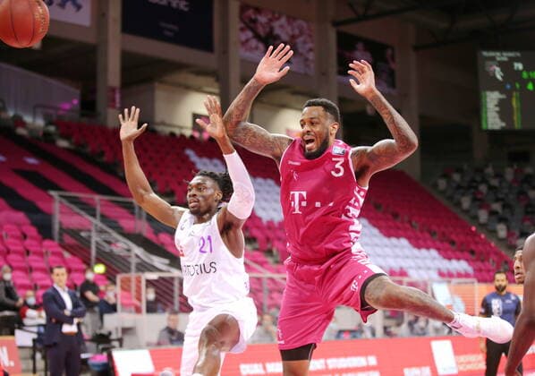 James Thompson IV Telekom Baskets Bonn vs. Tai Odiase BG Göttingen easyCredit BBL 1. Bundesliga , Saison 2020 2021 , 9. Spieltag