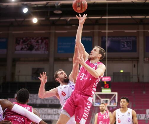 Strahinja Micovic Telekom Baskets Bonn vs. Harper Kamp BG Göttingen easyCredit BBL 1. Bundesliga , Saison 2020 2021 , 9. Spieltag