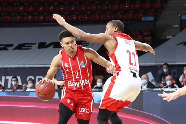 Wade BALDWIN IV ( 2 FCBB) vs Devon HALL ( 22, BA). Basketball, FC Bayern - Bamberg, Bundesliga, Saison 2020-2021, am 27.12.2020 in Muenchen, A U D I D O M E, Deutschland. Quelle Copyright Credit : Oryk HAIST
