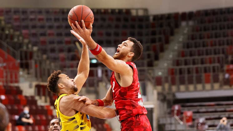 Deutschland, Ludwigsburg, MHPArena, 27.12.2020, emspor, emonline, despor, deonline, MHP RIESEN Ludwigsburg - s.Oliver Wuerzburg, Basketball, BBL Bild: v. li. Elias Harris (MHP RIESEN) und Brekkott Chapman (s.Oliver Wuerzburg) DFL REGULATIONS PROHIBIT ANY USE OF PHOTOGRAPHS AS IMAGE SEQUENCES AND OR QUASI-VIDEO. Copyright: HMBxMedia xHeikoxBecker