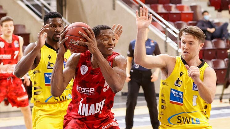 Deutschland, Ludwigsburg, MHPArena, 27.12.2020, emspor, emonline, despor, deonline, MHP RIESEN Ludwigsburg - s.Oliver Wuerzburg, Basketball, BBL Bild: v. li. Justin Sears (s.Oliver Wuerzburg) und Jordan Hulls (MHP RIESEN) DFL REGULATIONS PROHIBIT ANY USE OF PHOTOGRAPHS AS IMAGE SEQUENCES AND OR QUASI-VIDEO. Copyright: HMBxMedia xHeikoxBecker