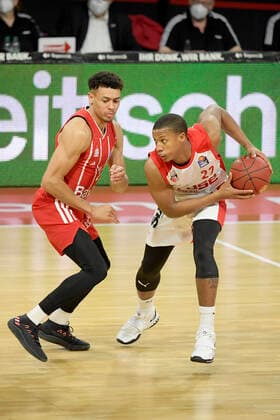 27.12.2020, xemx, Basketball BBL Bundesliga, FC Bayern Muenchen Basketball - Brose Bamberg emspor, v.l. Wade Baldwin (FC Bayern Basketball) und Devon Hall (Brose Bamberg) Zweikampf, Duell, Kampf, tackle Muenchen