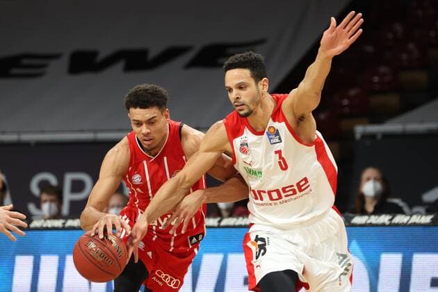 Wade BALDWIN IV ( 2 FCBB) vs Dominic LOCKHART ( 3, BA). Basketball, FC Bayern - Bamberg, Bundesliga, Saison 2020-2021, am 27.12.2020 in Muenchen, A U D I D O M E, Deutschland. Quelle Copyright Credit : Oryk HAIST