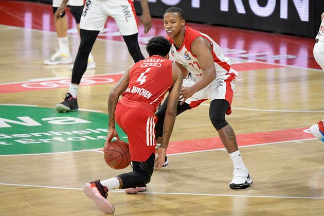 27.12.2020, xemx, Basketball BBL Bundesliga, FC Bayern Muenchen Basketball - Brose Bamberg emspor, v.l. Dennis Jerome Seeley (FC Bayern Basketball) und Devon Hall (Brose Bamberg) Zweikampf, Duell, Kampf, tackle Muenchen