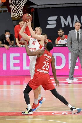 27.12.2020, xemx, Basketball BBL Bundesliga, FC Bayern Muenchen Basketball - Brose Bamberg emspor, v.l. Christian Sengfelder (Brose Bamberg) und Ja Juan Johnson (FC Bayern Basketball) Zweikampf, Duell, Kampf, tackle Muenchen