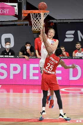 27.12.2020, xemx, Basketball BBL Bundesliga, FC Bayern Muenchen Basketball - Brose Bamberg emspor, v.l. Christian Sengfelder (Brose Bamberg) und Ja Juan Johnson (FC Bayern Basketball) Zweikampf, Duell, Kampf, tackle Muenchen