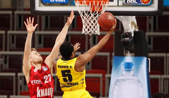 Deutschland, Ludwigsburg, MHPArena, 27.12.2020, emspor, emonline, despor, deonline, MHP RIESEN Ludwigsburg - s.Oliver Wuerzburg, Basketball, BBL Bild: v. li. Jonas Weitzel (s.Oliver Wuerzburg) und Barry Brown Jr. (MHP RIESEN) DFL REGULATIONS PROHIBIT ANY USE OF PHOTOGRAPHS AS IMAGE SEQUENCES AND OR QUASI-VIDEO. Copyright: HMBxMedia xHeikoxBecker