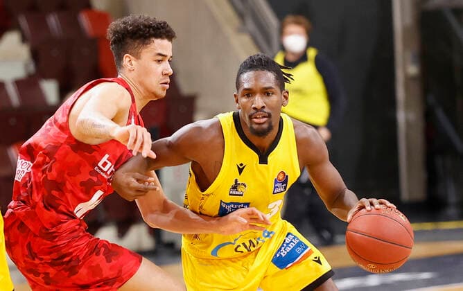 Deutschland, Ludwigsburg, MHPArena, 27.12.2020, emspor, emonline, despor, deonline, MHP RIESEN Ludwigsburg - s.Oliver Wuerzburg, Basketball, BBL Bild: v. li. Joshua Obiesie (s.Oliver Wuerzburg) und Jaleen Smith (MHP RIESEN) DFL REGULATIONS PROHIBIT ANY USE OF PHOTOGRAPHS AS IMAGE SEQUENCES AND OR QUASI-VIDEO. Copyright: HMBxMedia xHeikoxBecker