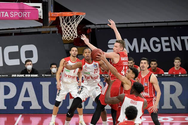 27.12.2020, xemx, Basketball BBL Bundesliga, FC Bayern Muenchen Basketball - Brose Bamberg emspor, v.l. Devon Hall (Brose Bamberg), Leon Radosevic (FC Bayern Basketball), Wade Baldwin (FC Bayern Basketball), Norense Odiase (Brose Bamberg) Muenchen
