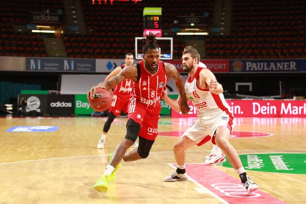 8 Jalen Reynolds FCBB, rot, gegen 45 David Kravish, Bamberg Basketball, 1. Bundesliga, BBL, FC Bayern München, Brose Bamberg, Audi Dome, 27.12.2020 , FOTO: Mladen Lackovic LakoPress