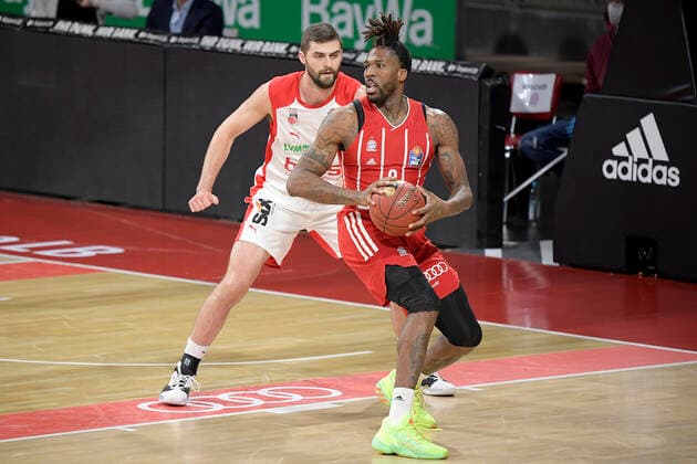 27.12.2020, xemx, Basketball BBL Bundesliga, FC Bayern Muenchen Basketball - Brose Bamberg emspor, v.l. David Kravish (Brose Bamberg) und Jalen Reynolds (FC Bayern Basketball) Zweikampf, Duell, Kampf, tackle Muenchen