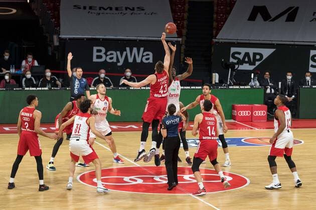 Basketball, BBL, 20201227, FC Bayern München - brose Bamberg Im Bild Leon RADOSEVIC (FC Bayern München, 43) und Norense ODIASE (brose Bamberg, 32) Tipoff. München Audi Dome Bayern Deutschland Copyright: Passion2Press.dex xMarkusxFischerx