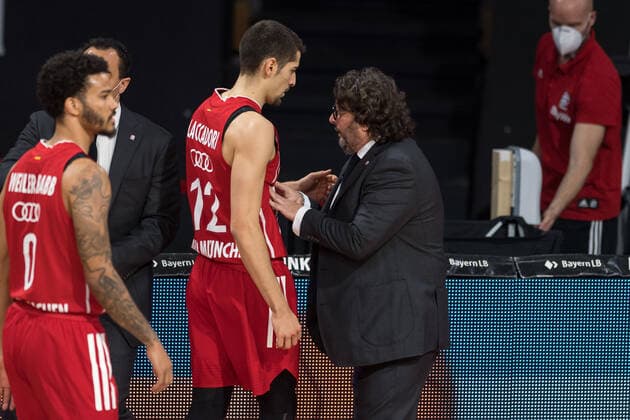 Basketball, BBL, 20201227, FC Bayern München - brose Bamberg Im Bild Diego FLACCADORI (FC Bayern München, 12) und Head Coach des FC Bayern München Andrea TRINCHIERI. München Audi Dome Bayern Deutschland Copyright: Passion2Press.dex xMarkusxFischerx