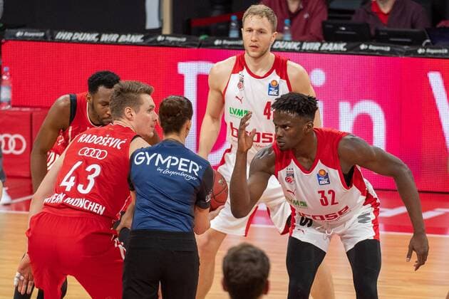 Sport Bilder des Tages Norense Odiase 32 (Brose Bamberg), Leon Radosevic 43 (FC Bayern), FC Bayern Basketball vs. Brose Bamberg, BBL, 27.12.2020 Muenchen Bayern Deutschland