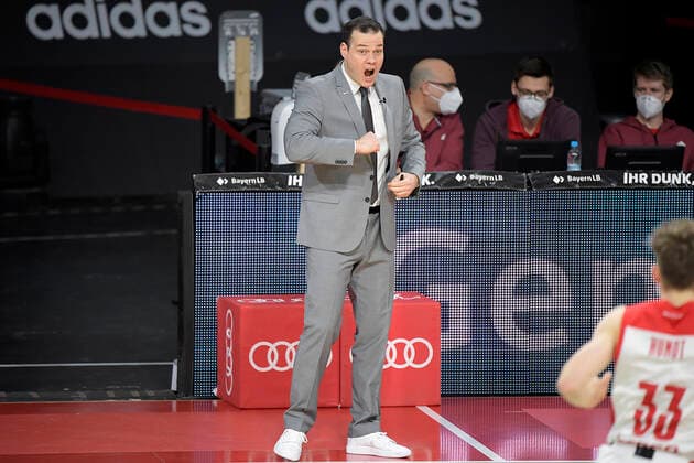 27.12.2020, xemx, Basketball BBL Bundesliga, FC Bayern Muenchen Basketball - Brose Bamberg emspor, v.l. Head Coach Johan Roijakkers (Brose Bamberg) gibt Anweisungen, gestikuliert mit den Armen, gesticulate, gives instructions Muenchen