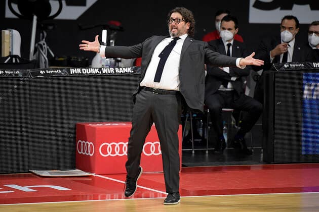 27.12.2020, xemx, Basketball BBL Bundesliga, FC Bayern Muenchen Basketball - Brose Bamberg emspor, v.l. Head Coach Andrea Trinchieri (FC Bayern Basketball) sauer, wuetend, starker Gesichtsausdruck, schreit, schreien Muenchen