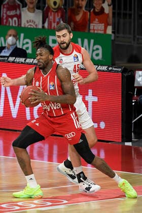 27.12.2020, xemx, Basketball BBL Bundesliga, FC Bayern Muenchen Basketball - Brose Bamberg emspor, v.l. Jalen Reynolds (FC Bayern Basketball) und David Kravish (Brose Bamberg) Zweikampf, Duell, Kampf, tackle Muenchen