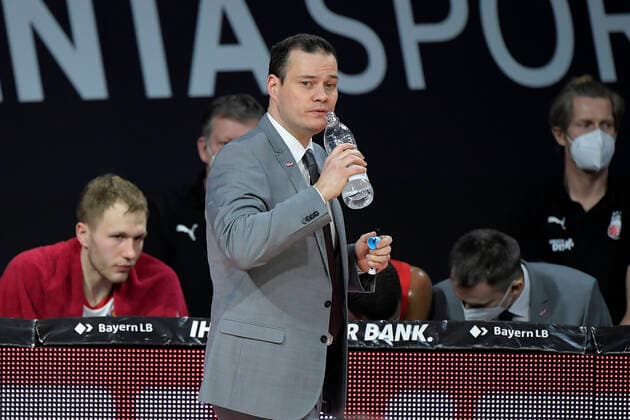 27.12.2020, xemx, Basketball BBL Bundesliga, FC Bayern Muenchen Basketball - Brose Bamberg emspor, v.l. Head Coach Johan Roijakkers (Brose Bamberg) Muenchen