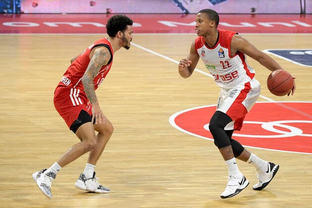 27.12.2020, xemx, Basketball BBL Bundesliga, FC Bayern Muenchen Basketball - Brose Bamberg emspor, v.l. Nick Weiler-Babb (FC Bayern Basketball) und Devon Hall (Brose Bamberg) Zweikampf, Duell, Kampf, tackle Muenchen