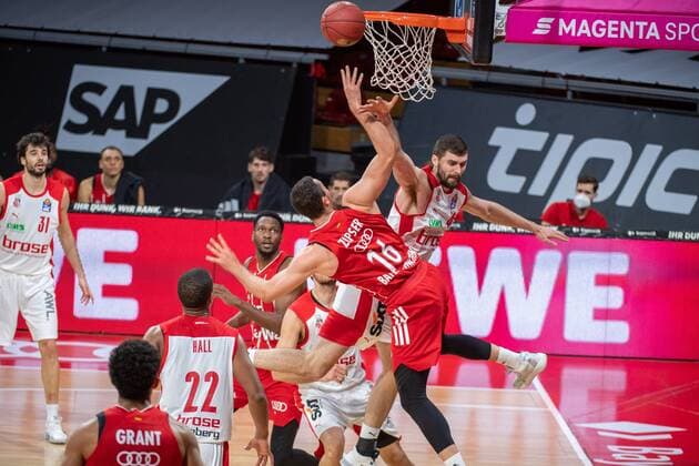 Paul Zipser 16 (FC Bayern), David Kravish 45 (Brose Bamberg), FC Bayern Basketball vs. Brose Bamberg, BBL, 27.12.2020 Muenchen Bayern Deutschland