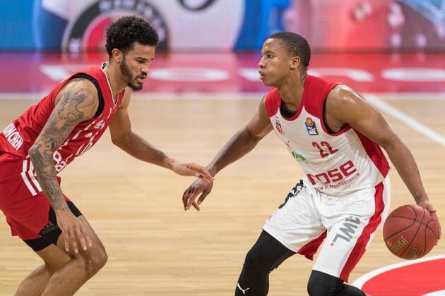 Basketball, BBL, 20201227, FC Bayern München - brose Bamberg Im Bild James GIST (FC Bayern München, 0) und Devon HALL (brose Bamberg, 22). München Audi Dome Bayern Deutschland Copyright: Passion2Press.dex xMarkusxFischerx