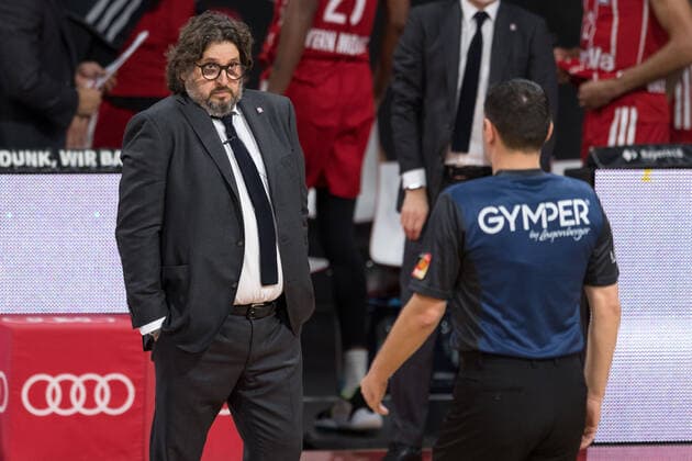 Basketball, BBL, 20201227, FC Bayern München - brose Bamberg Im Bild Head Coach des FC Bayern München Andrea TRINCHIERI reklamiert Foulspiel kurz vor Halbzeit Schiedsrichter Enrico STREIT. München Audi Dome Bayern Deutschland Copyright: Passion2Press.dex xMarkusxFischerx