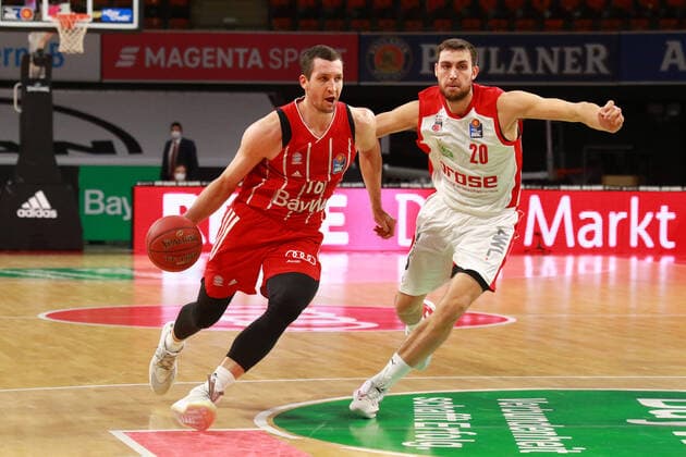 16 Paul Zipser FCBB, gegen 20 Chase Fieler, Bamberg Basketball, 1. Bundesliga, BBL, FC Bayern München, Brose Bamberg, Audi Dome, 27.12.2020 FOTO: Mladen Lackovic LakoPress