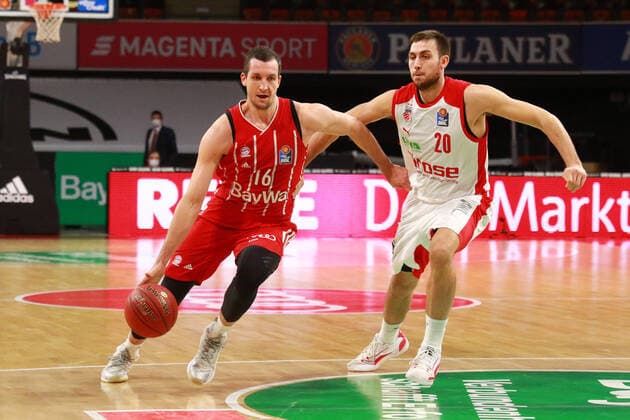 16 Paul Zipser FCBB, gegen 20 Chase Fieler, Bamberg Basketball, 1. Bundesliga, BBL, FC Bayern München, Brose Bamberg, Audi Dome, 27.12.2020 FOTO: Mladen Lackovic LakoPress