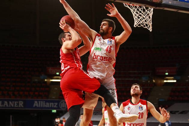 16 Paul Zipser FCBB, gegen 45 David Kravish Bamberg Basketball, 1. Bundesliga, BBL, FC Bayern München, Brose Bamberg, Audi Dome, 27.12.2020 FOTO: Mladen Lackovic LakoPress